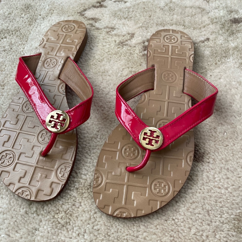 Tory Burch fusia patent leather sandle, size 6
